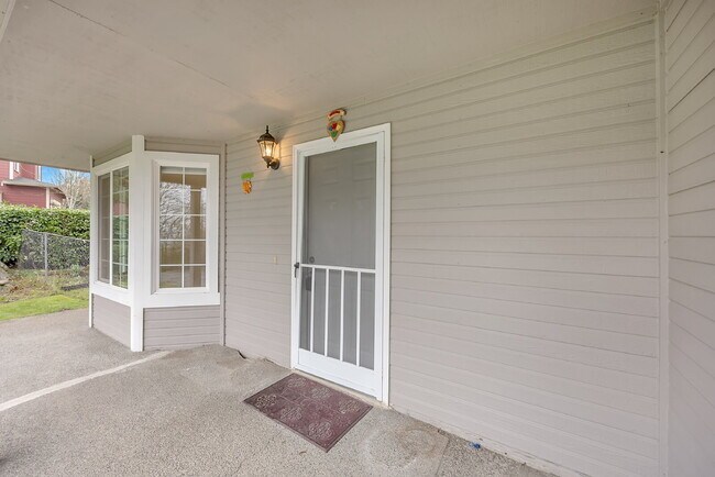 Building Photo - NO SHOWINGS AT THIS TIME~ 5 Bedrooms ( one brm is on main floor) and 4 bathrooms (2 are on main f...