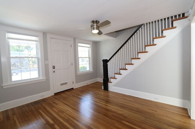 Building Photo - MAIN2220