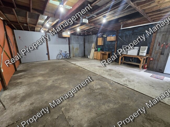 Building Photo - Three Bedroom with Oversized Garage