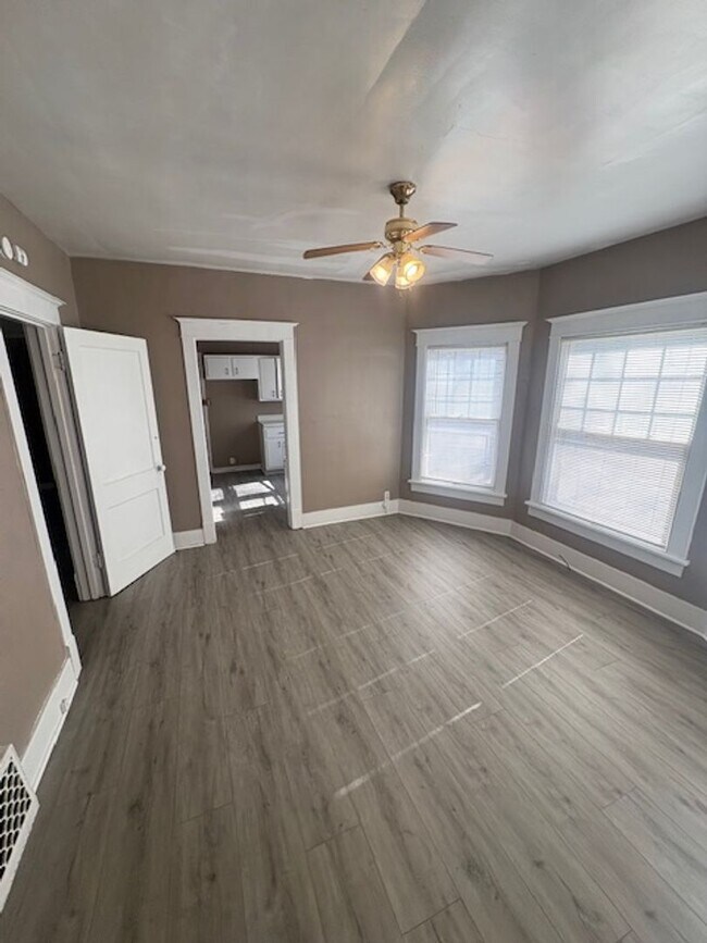 Building Photo - 2210-2212 N Knoxville Ave