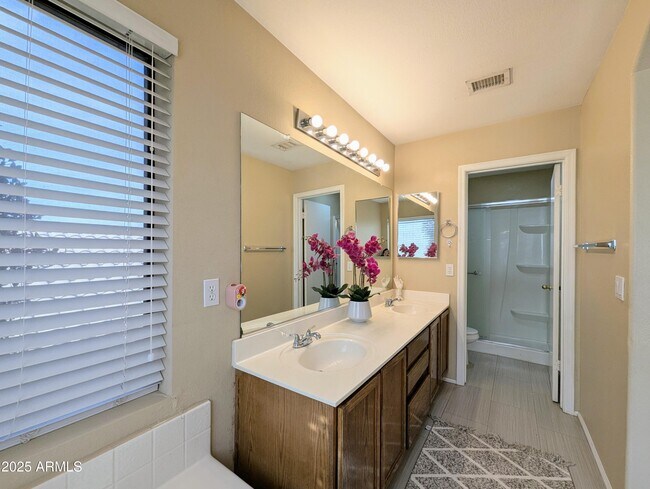 Building Photo - 8861 W Paradise Dr