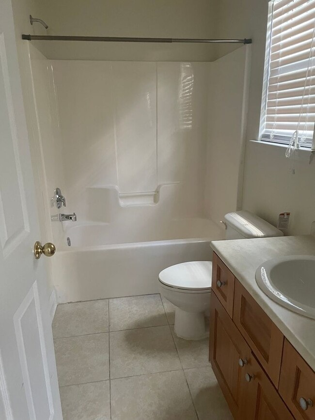 Building Photo - 3/3 town home only 1450$!