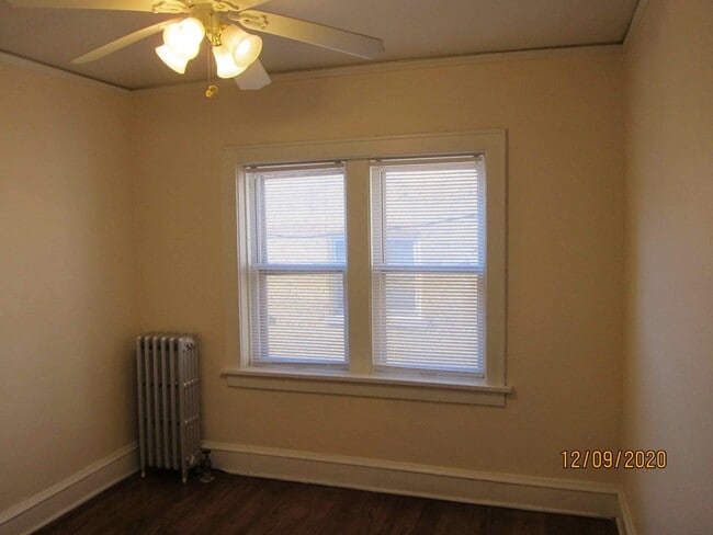 Building Photo - Available July or August 2026 Gorgeous 1-bedroom apartment in Shorewood with Free Heat