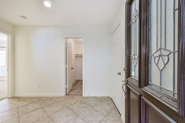 Building Photo - 2322 Chenevert St