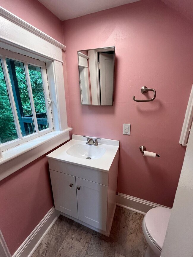 Building Photo - 3 Bedroom || 1.5 Bathroom Home
