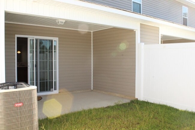 Building Photo - Gorgeous Townhome!