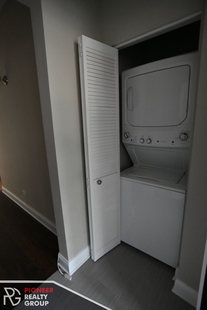 Building Photo - 706 W Buckingham Pl