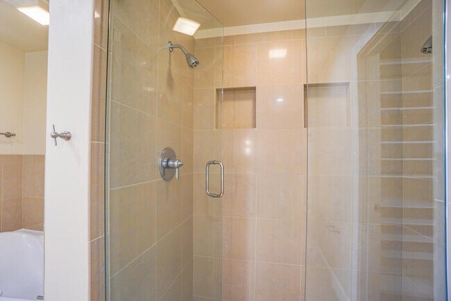 Building Photo - BEAUTIFUL TWO BEDROOM CONDO DOWNTOWN VANCOUVER