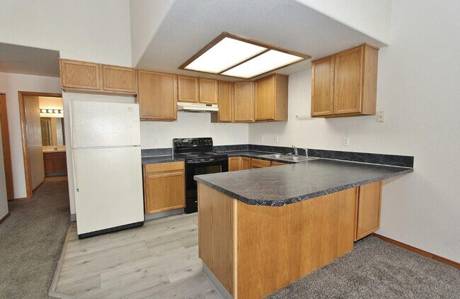 Building Photo - Single-Level Unit w/1-Car Garage