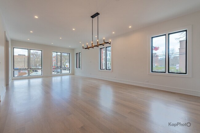Building Photo - 901 W Cullerton St