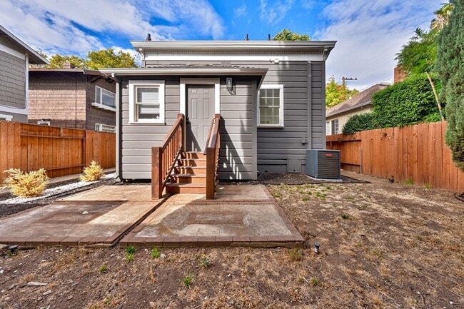 Building Photo - Fully Updated 2BR/2BA Victorian with Priva...