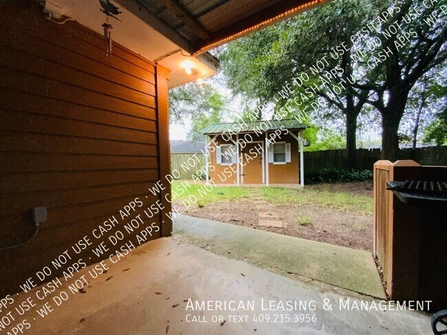 Building Photo - Perfect Home for anyone looking for a blen...