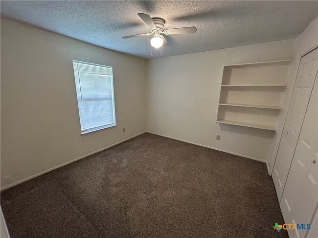 Building Photo - 1324 S Mesquite Ave