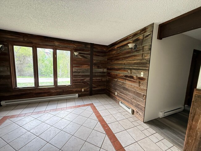 Building Photo - Live on the Mountain! 3bd/1ba Lower 1/2 Du...