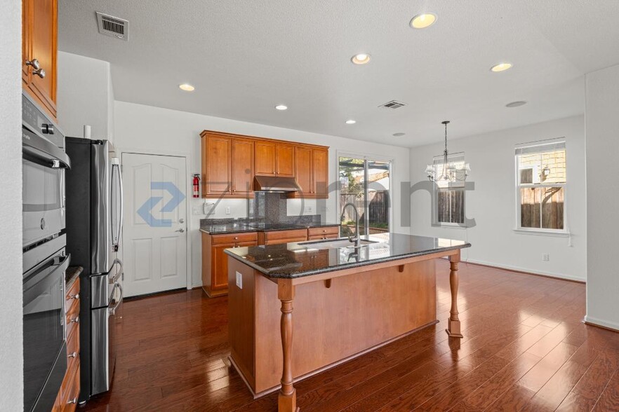 Building Photo - 581 Kirkland Ave