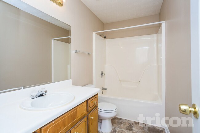 Building Photo - 100 5 Oaks Dr