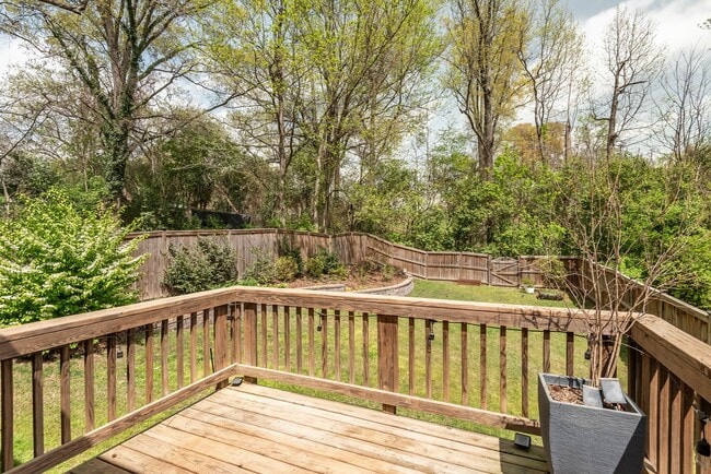 Building Photo - Beautifully Updated 3 Bedroom, 2.5 Bathroo...