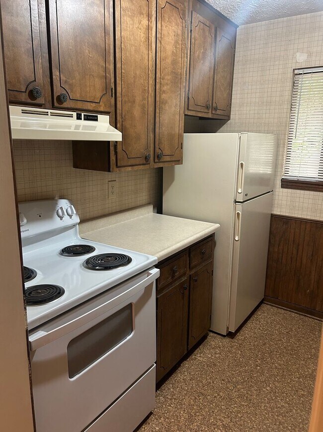 Building Photo - Campus View Apt-Walking Distance to UGA!