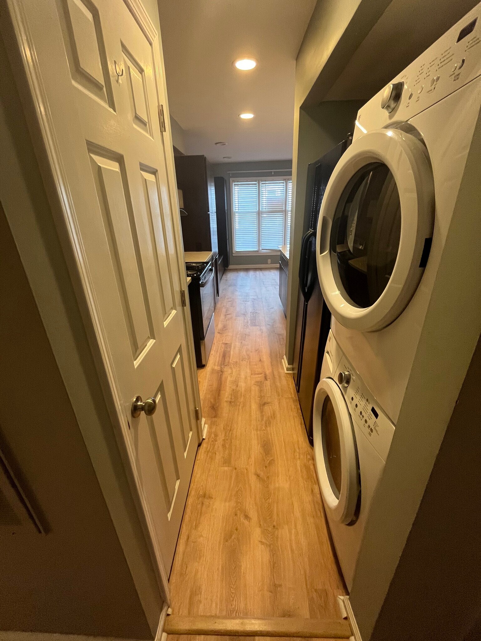 Building Photo - 417 W 8th St