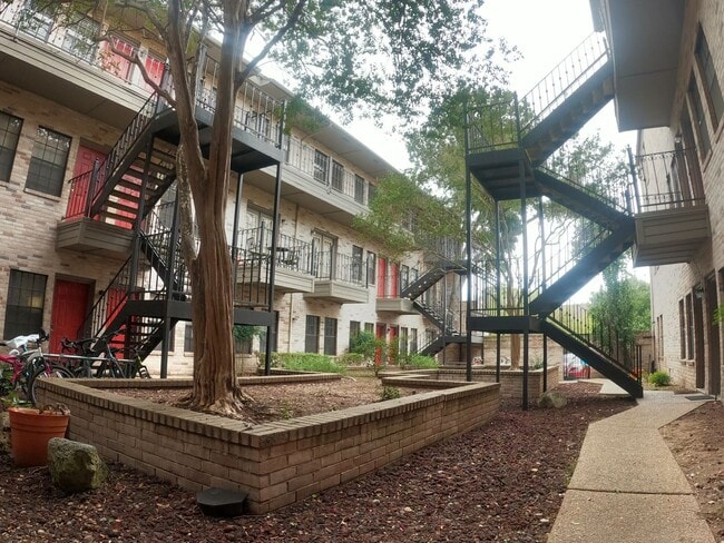 MOVE IN NOW - SOMERSET - WEST CAMPUS - SPECTACULAR 2BD/BA - GATED - PARKING / WATER INCLUDED - MOVE IN NOW  - SOMERSET - WEST CAMPUS - SPECTACULAR 2BD/BA - GATED - PARKING / WATER INCLUDED