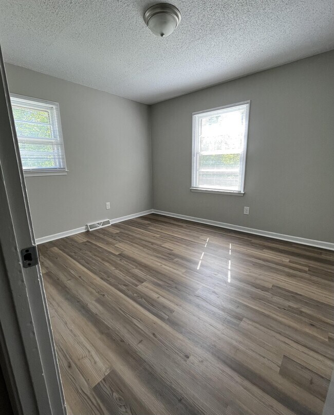 Building Photo - 1500 Northwoods Dr