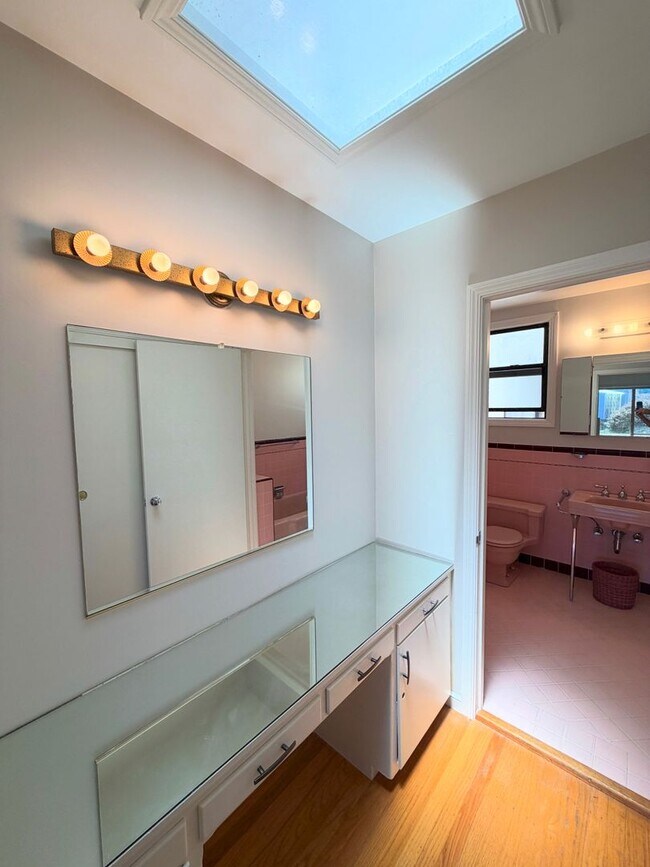 Building Photo - UPDATED HUGE SUNNY 2250sf 3BR+Den/1+2Half BA 2250sf Sunset/UCSF Home VIEWS AVAILABLE NOW