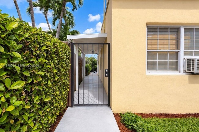 Building Photo - 2227 SW 2nd Terrace