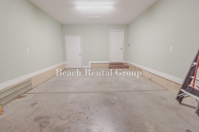 Building Photo - 204 Macarthur Dr