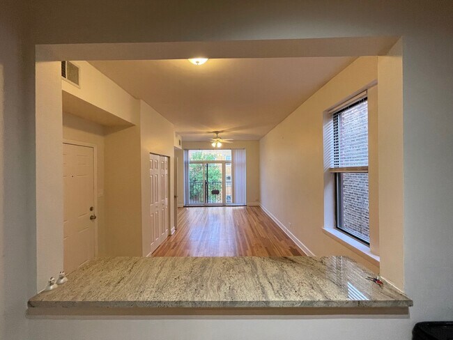 Building Photo - 908 N Damen Ave
