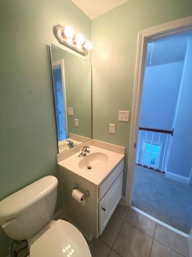 Building Photo - 4 Bedroom! Private Pool!