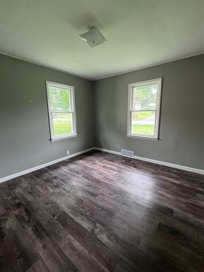 Building Photo - 2018 Sun Valley Rd