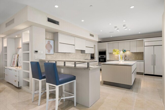 Building Photo - 101 S Fort Lauderdale Beach Blvd