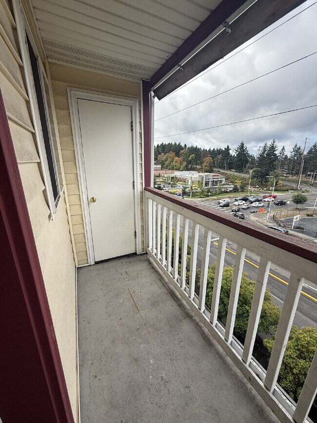 Building Photo - Updated 2 Bed, 2 Bath with Balcony and Fireplace, Great Location!