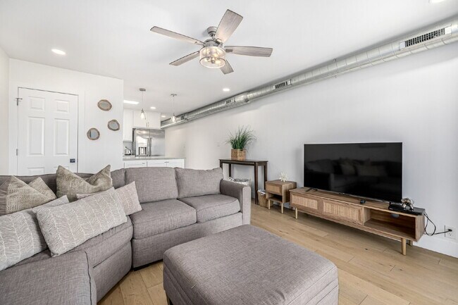 Building Photo - "Charming 1-Bedroom Townhouse in Phoenix –...