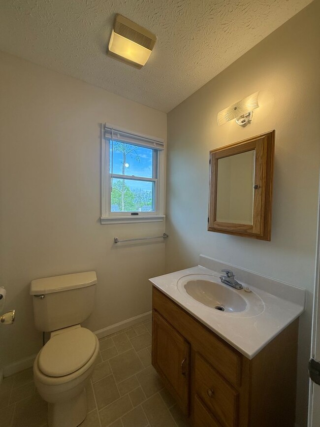 Building Photo - 4 bedroom, 2 bath House