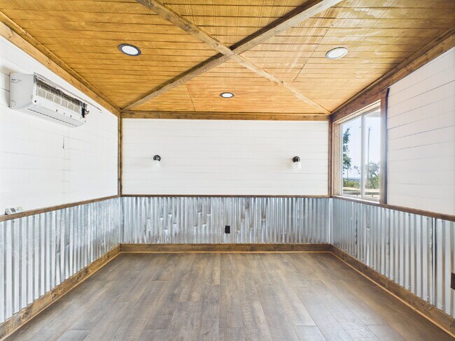 Building Photo - "Charming 1-Bedroom 1 Bathroom