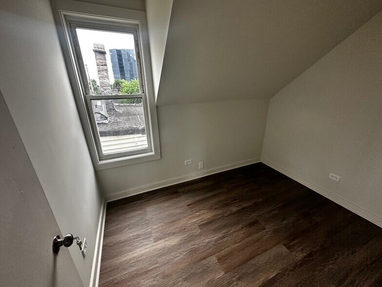 Building Photo - 2638 W Lyndale St