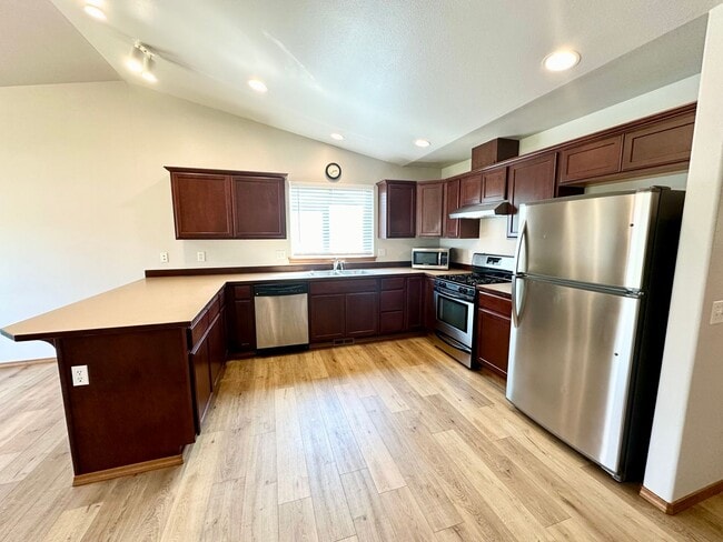 Building Photo - Spacious 4 Bedroom 2 Bathroom Home on Culd...