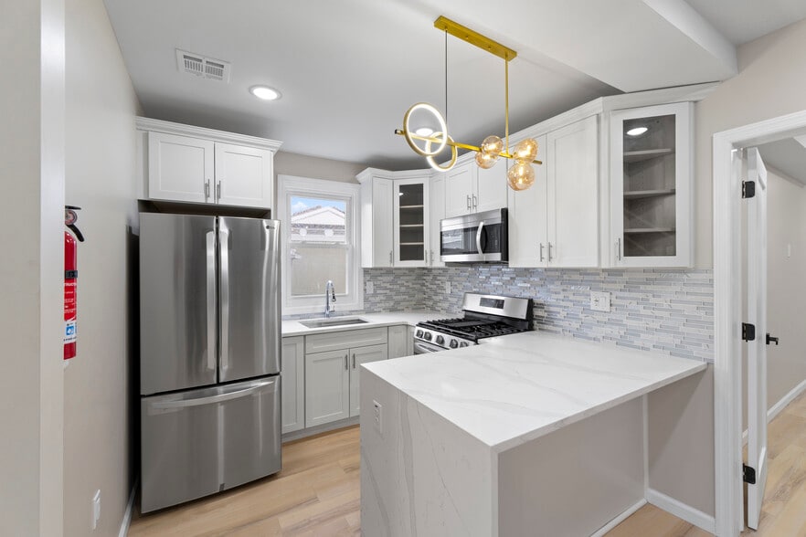 Kitchen - 40 Lewis Ave