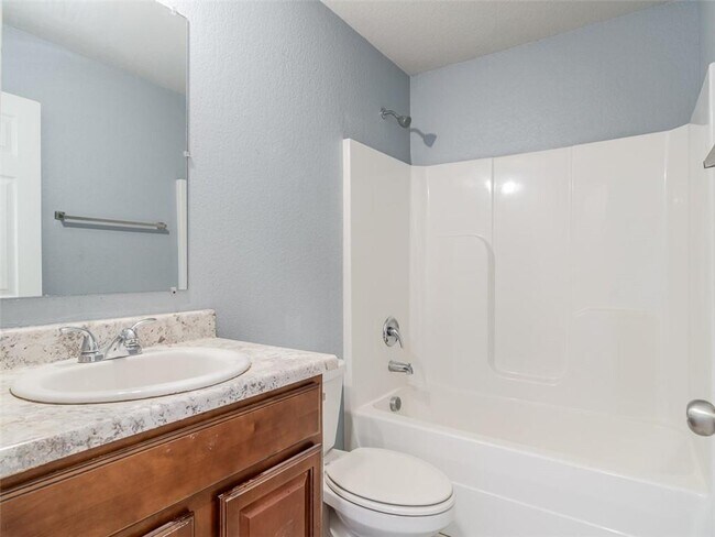 Building Photo - 904 SW Green World St