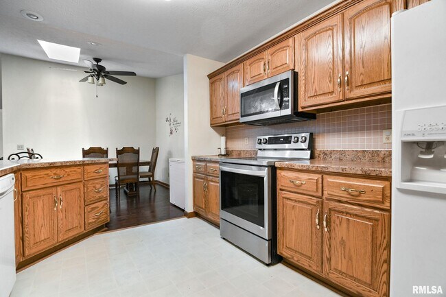 Building Photo - 2605 Montega Dr