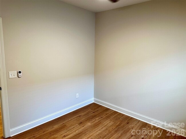 Building Photo - 521 N Linwood Ave