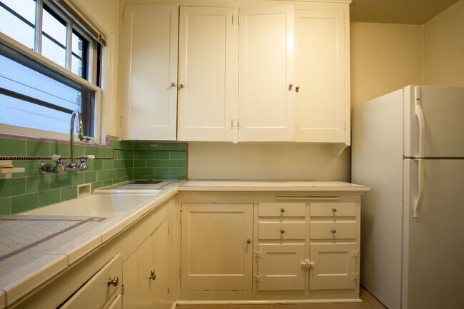 Building Photo - LOOK & LEASE! Stunning 1930s Townhouse in ...