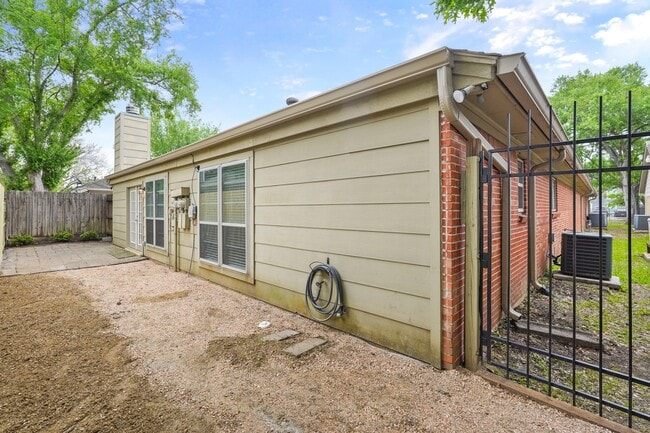 Building Photo - 10834 Lynbrook Dr