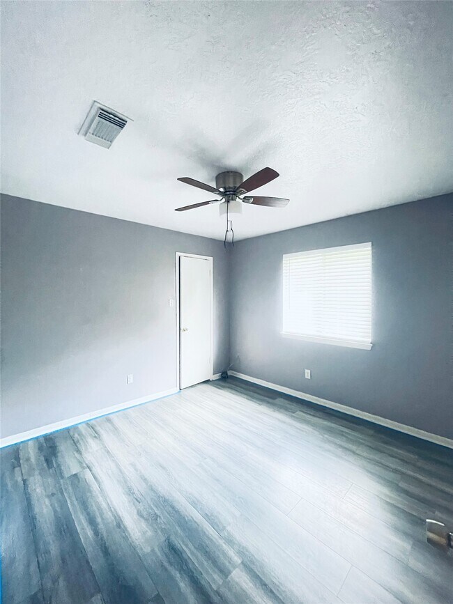 Building Photo - 6406 Bayou Crest Dr