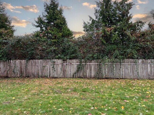 Building Photo - 4 bedroom 2.05 bath rambler on Kent's East...