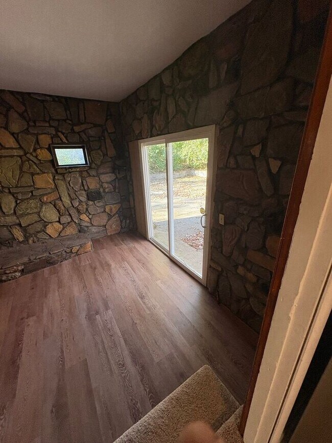 Building Photo - Donelson 3 Bedroom, 1 Bath House