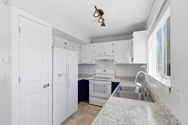 Building Photo - $1,840.95, 3-bed, 1.5-bath, located in Colorado Springs with a large backyard.