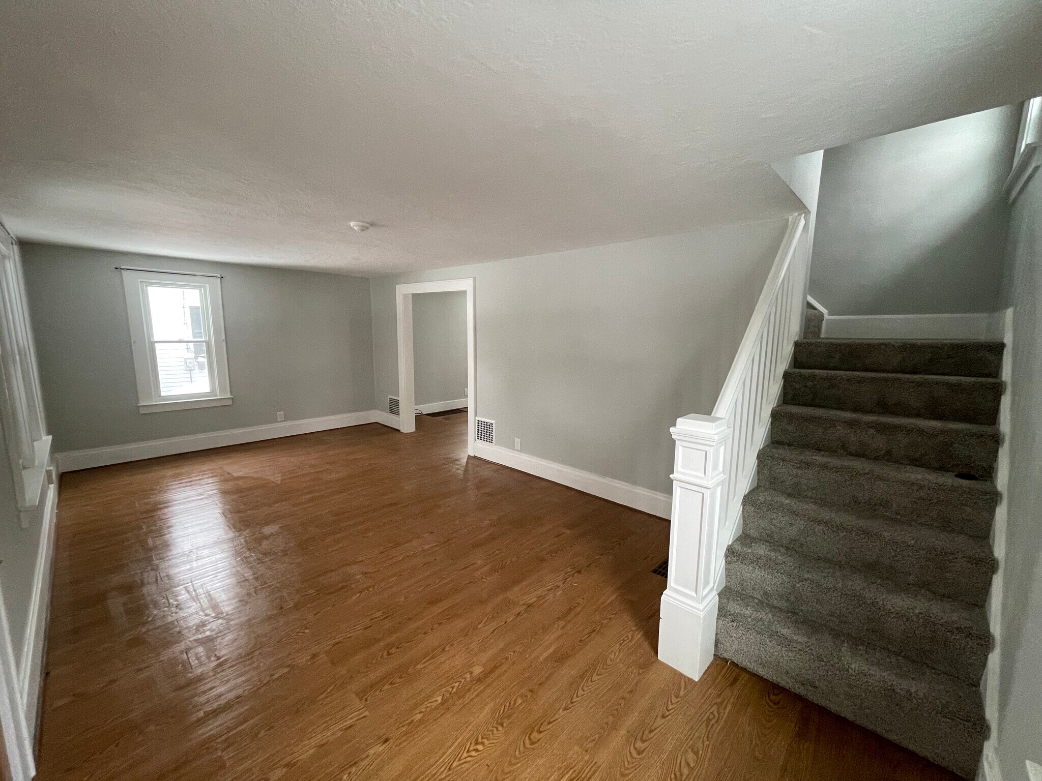 Building Photo - 104 Lynhurst Ave