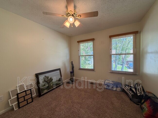 Building Photo - 3877 Sherman Oaks Ave